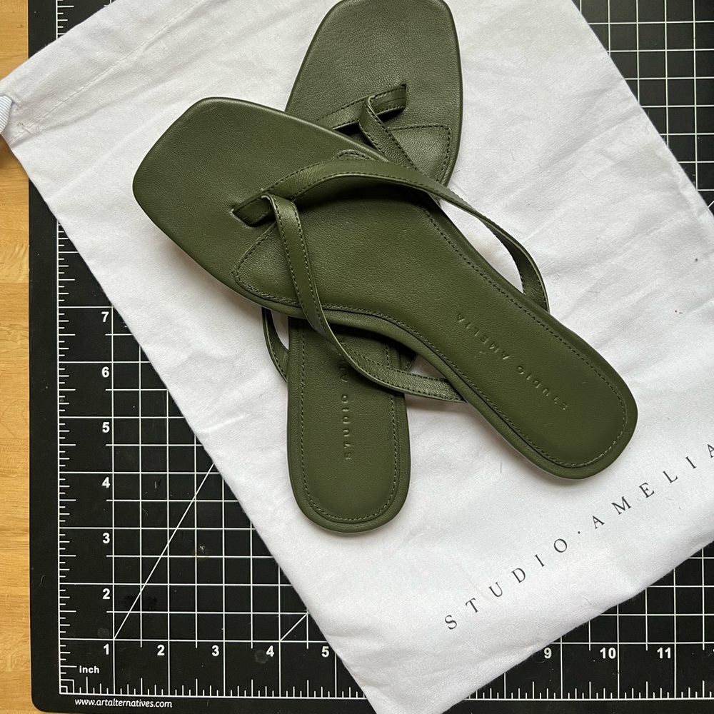 STUDIO AMELIA toe strap sandals